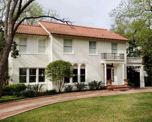 Historic home painted in Benjamin Moore Spanish White by Paper Moon Painting, Alamo Heights, Texas