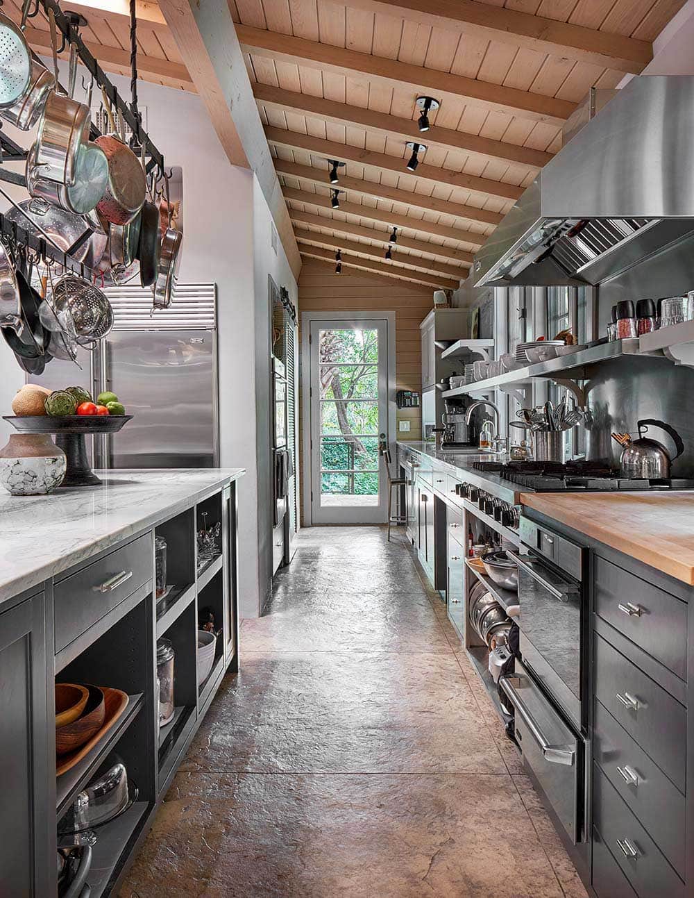 benjamin-moore-wrought-iron-painted-black-kitchen-cabinets-in-alamo-heights-tx