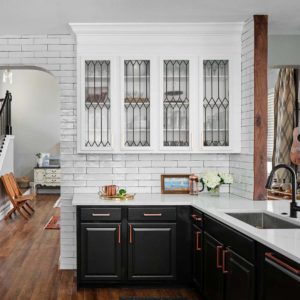 black-and-white-traditional-kitchen-lower-cabinets-painted-in-benjamin-moore-onyx-uppers-in-custom-white-paper-moon-painting-austin