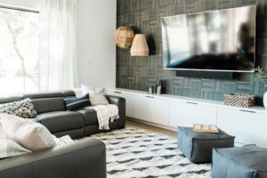 wallpaper-feature-wall-dark-grey-graphic-pattern-TV-room-accent-wall-ideas