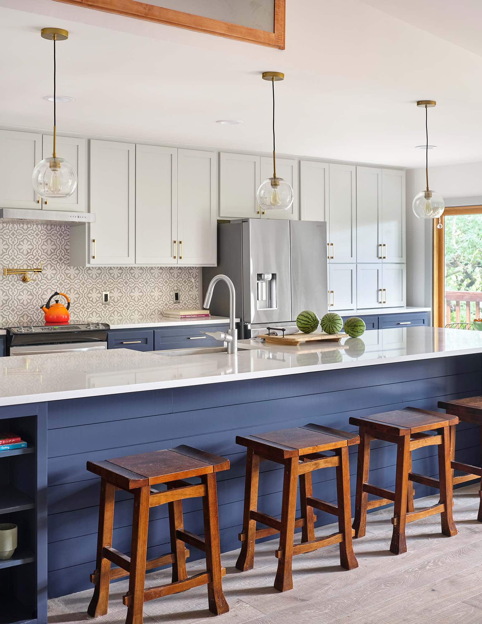 Rollingwood kitchen cabinets painted in Benjamin Moore HC170 Stonington Gray, HC154 Hale Navy, Paper Moon Painting