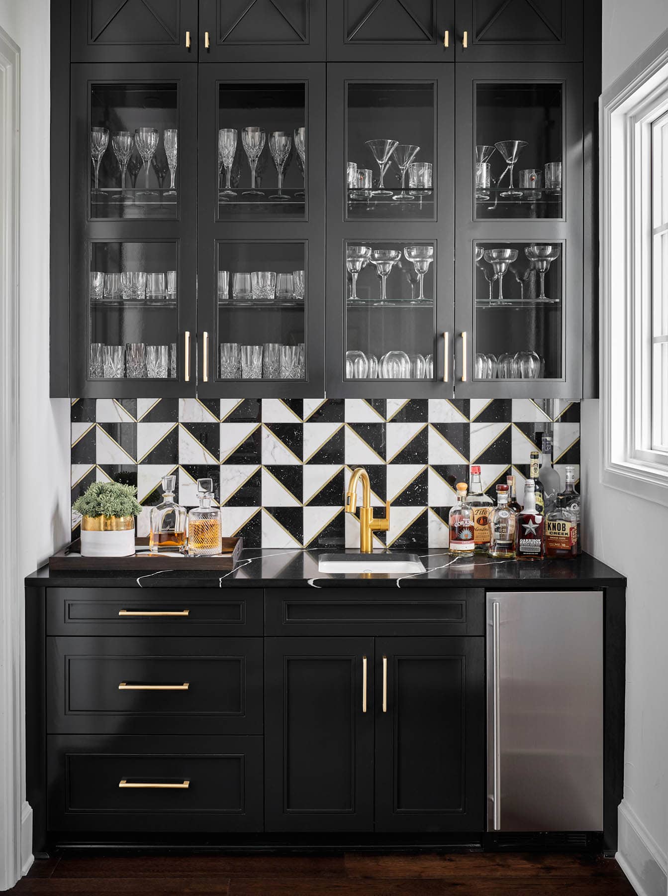 black-home-bar-cabinets-in-sherwin-williams-tricorn-black-alamo-heights-tx-cabinet-painter