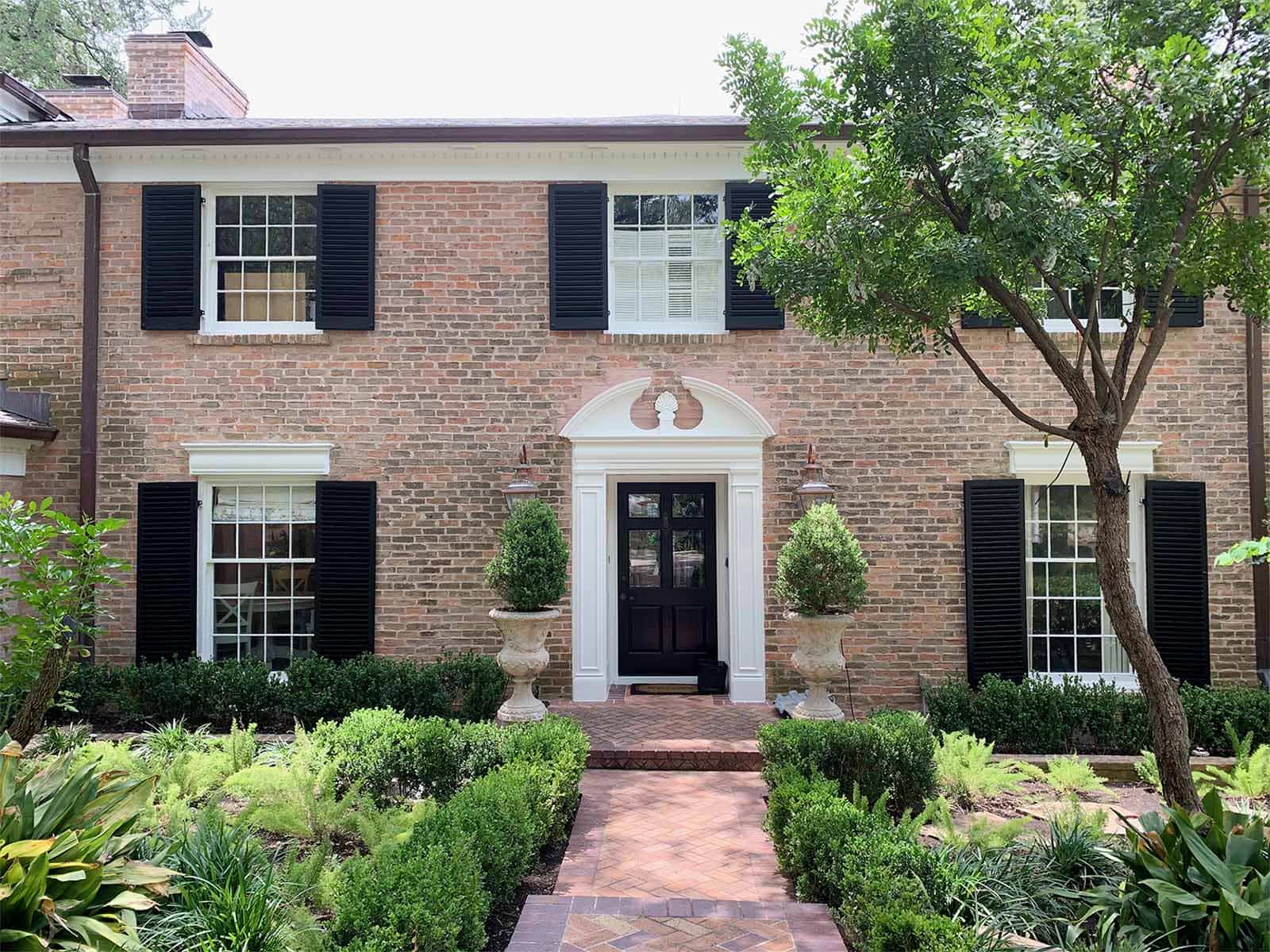 Brick Alamo Heights exterior, shutter in Sherwin Williams Tricorn Black, trim in Benjamin Moore Pure White, TX home painter