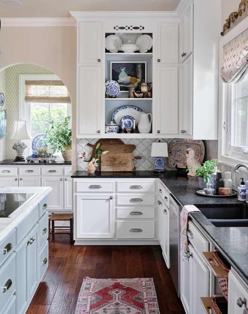 off-white-kitchen-cabinets-in-benjamin-moore-white-dove-and-sherwin-williams-stardew-san-antonio-tx