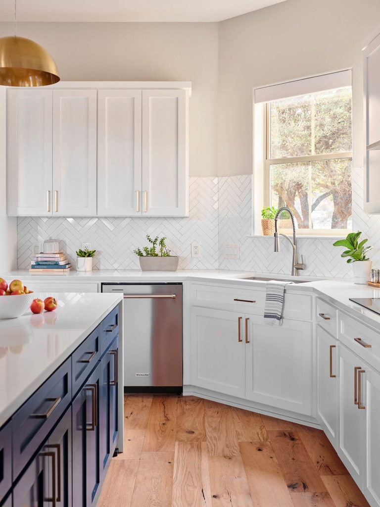 kitchen-cabinets-painted-in-benjamin-moore-decorators-white-and-hale-navy-in-austin-tx-paper-moon-painting