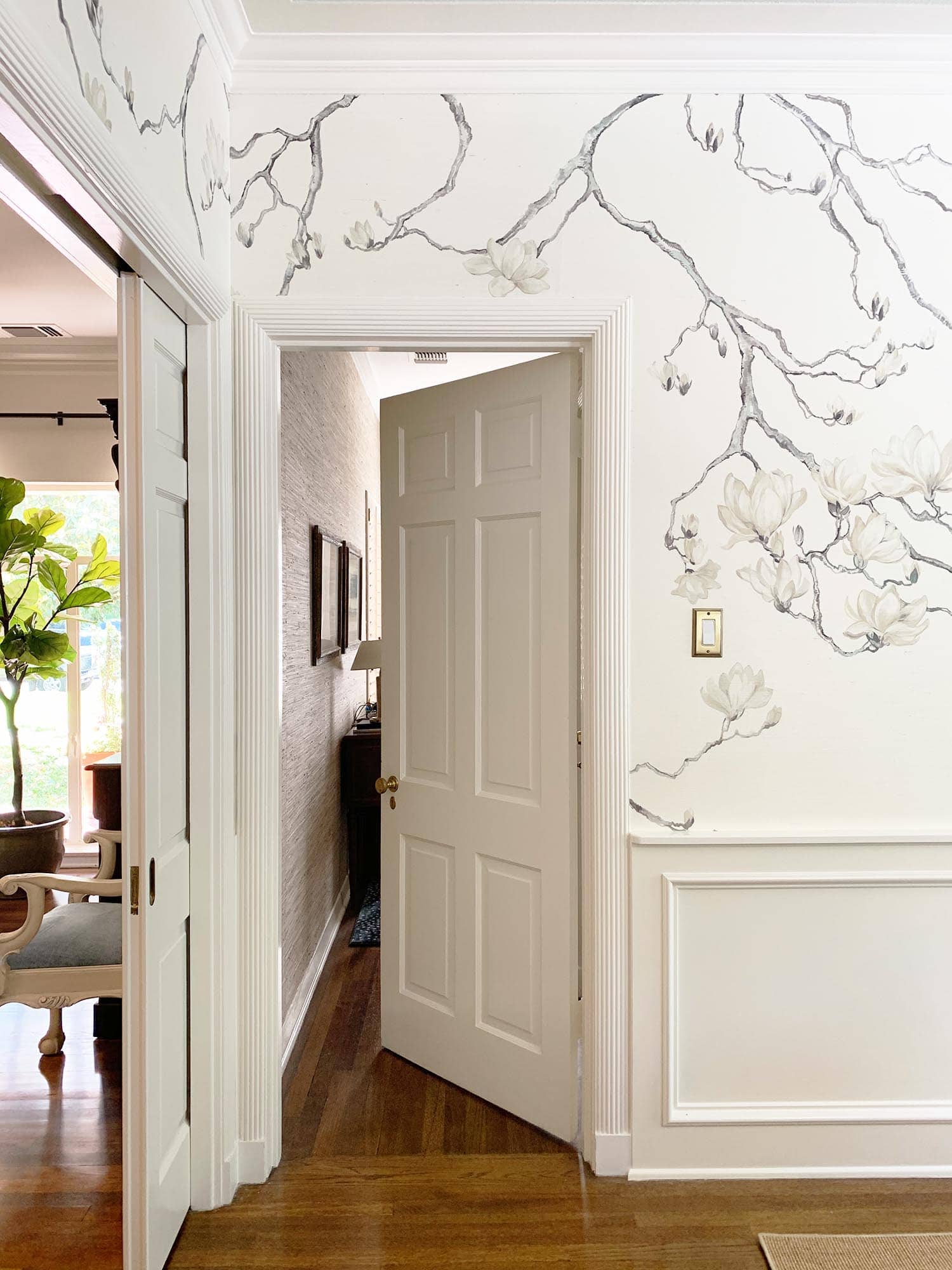 hand-painted-white-grasscloth-dining-room-wallpaper-installation-terrell-hills-tx-installer