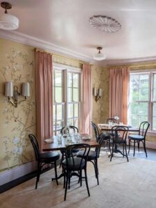 restaurant-claudine-beige-chinoiserie-wallpaper-san-antonio