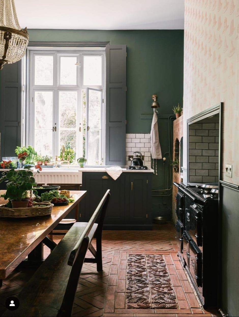 devol-european-kitchen-in-dark-green