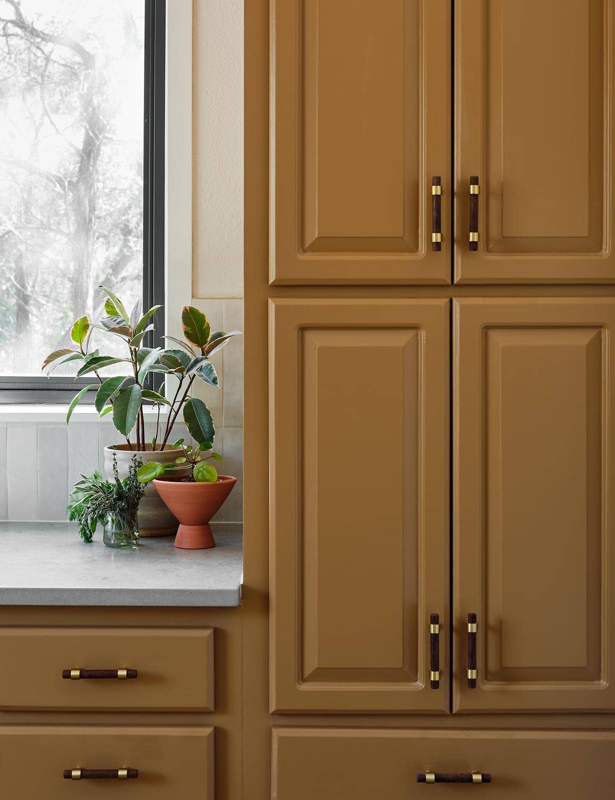 warm-modern-kitchen-painted-in-sherwin-williams-chamois