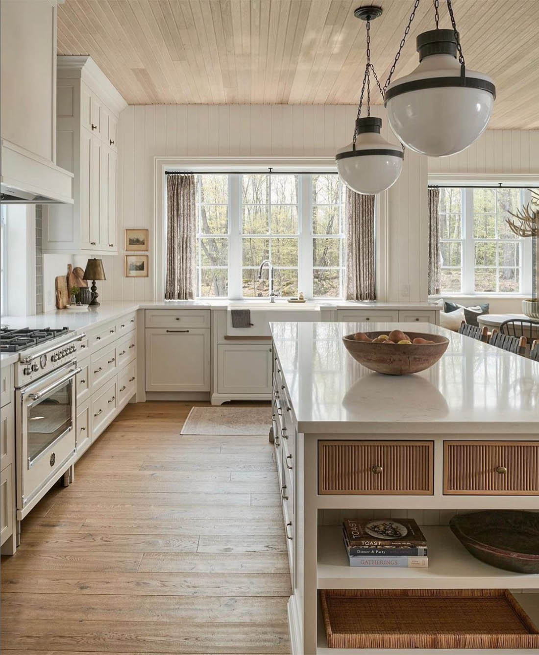 white-kitchen-with-light-wood-on-ceiling-hilaryramsayinteriors