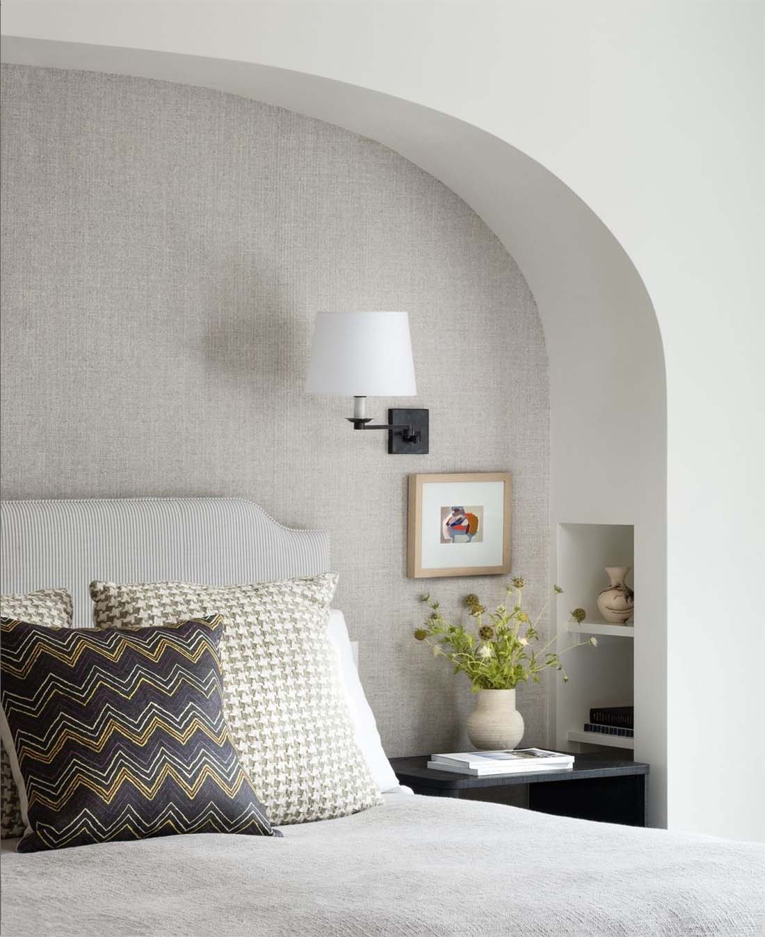 bedroom-wallpapered-headboard-niche-by-maestristudio-jenniferbakerstudio-photo