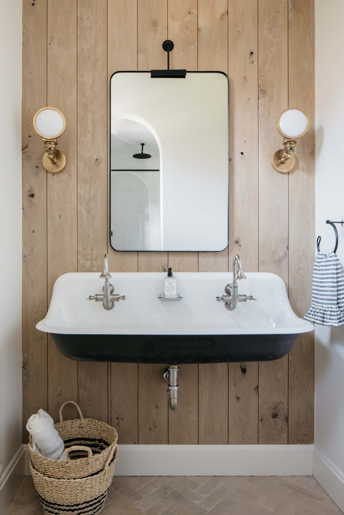 wood-accent-wall-in-powder-bath-katemarkerinteriors-margaretrajic-photo