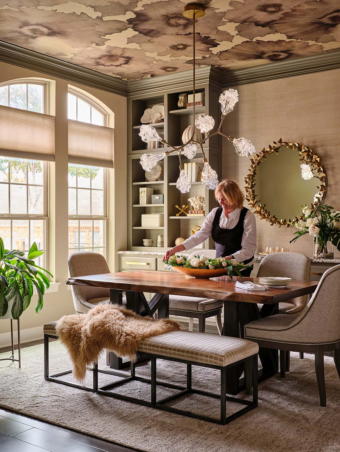 dining-room-with-wallpapered-ceiling-and-painted-built-in-shelves-in-sherwin-williams-anonymous-V-diag-ID
