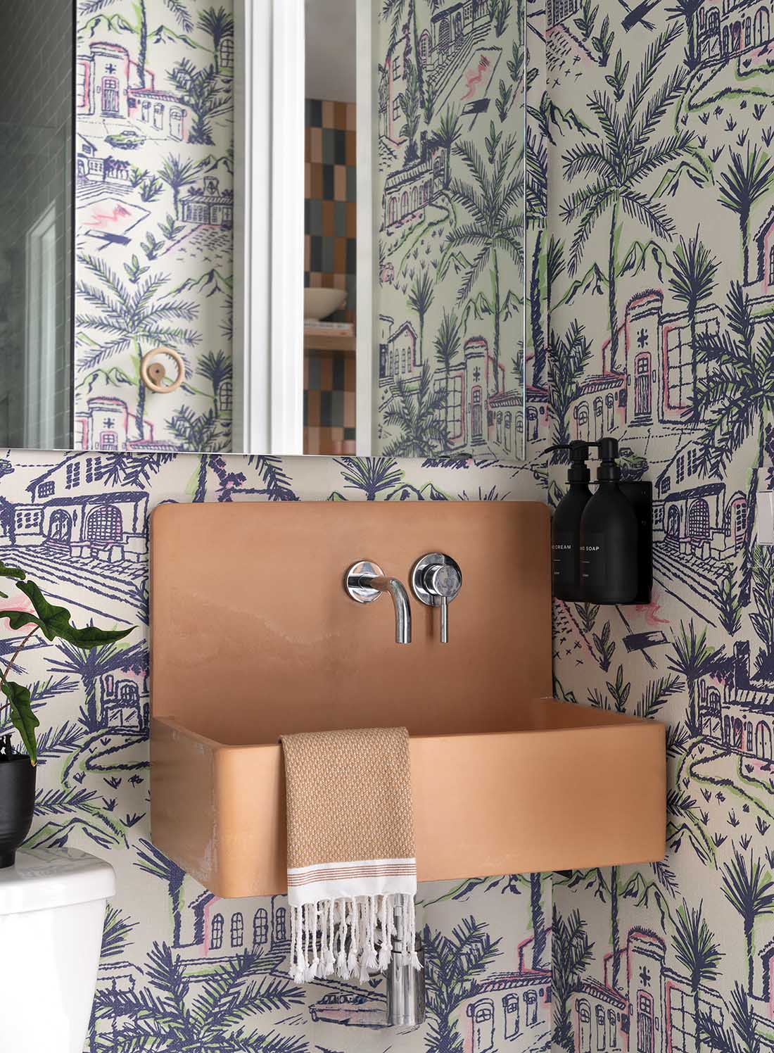 printed-grasscloth-wallpaper-by-sunday-social-capwells-castle-in-pool-guest-bath-by-tribe-design-ryann-ford-phot