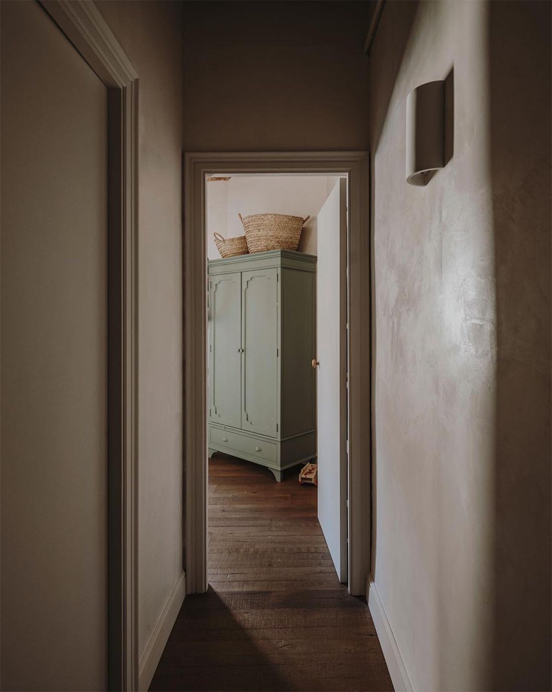 plaster-walls-in-hallway-by-conticert-photo-salvalopez