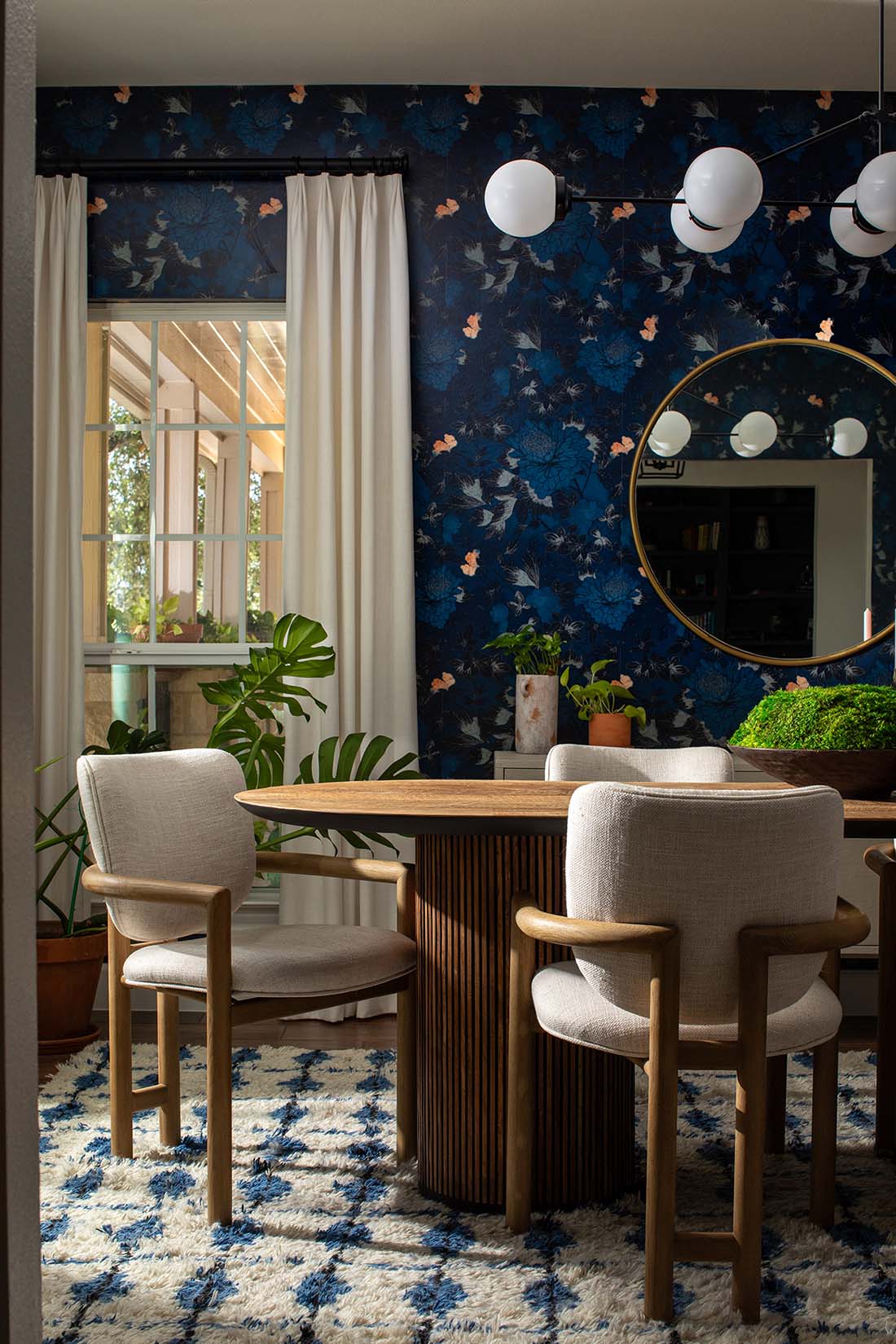 dining-room-wallpaper-in-cantonese-garden-by-mind-the-gap-abode-interior-design-glasslake-media