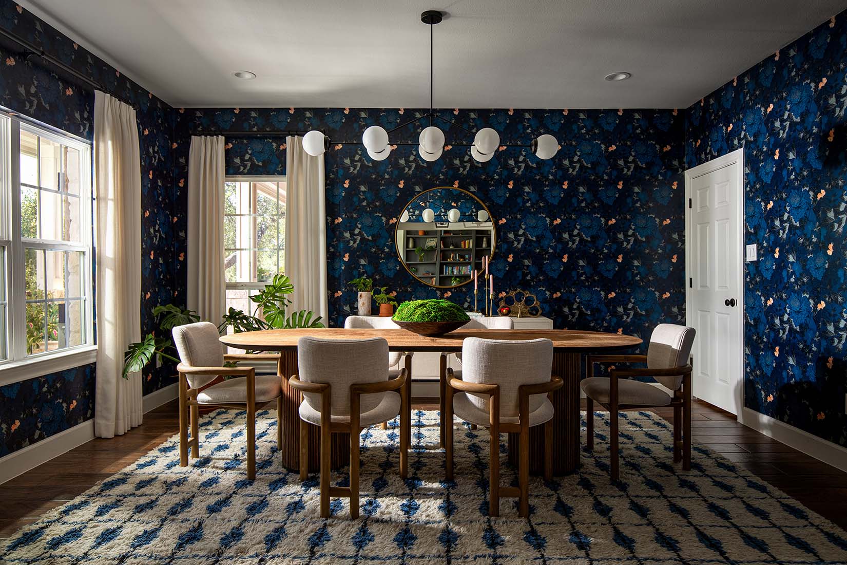 dining-room-wallpaper-in-cantonese-garden-by-mind-the-gap-abode-interior-design-glasslake-media