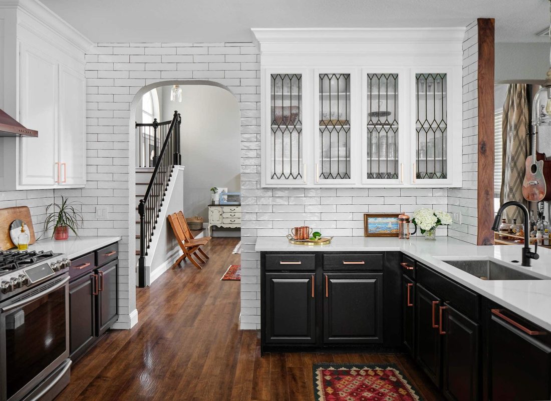 black-and-white-farmhouse-traditional-kitchen-with-stained-glass-uppers